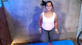 L'échauffement léger de Patma Yoga dans la Cuisine: Une vidéo d'ajustement Parfaite 2 minute 50 sec