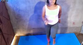 L'échauffement léger de Patma Yoga dans la Cuisine: Une vidéo d'ajustement Parfaite 3 minute 00 sec