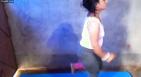 Khởi Động Tập Luyện nhẹ của Patma Yoga Trong Nhà Bếp: Một Video Hoàn Hảo Phù Hợp 4 tối thiểu 20 sn