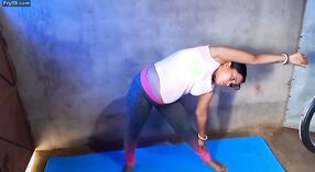 L'échauffement léger de Patma Yoga dans la Cuisine: Une vidéo d'ajustement Parfaite 1 minute 00 sec