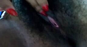 Chica caliente se masturba con los dedos en un video caliente 3 mín. 20 sec