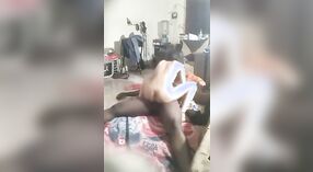 Sexy Desi tiener gets haar poesje pounded door een groot zwart lul 1 min 40 sec