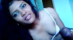 Desi babe fait une pipe et se fait baiser devant sa webcam 0 minute 40 sec