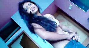 Desi babe fait une pipe et se fait baiser devant sa webcam 1 minute 10 sec