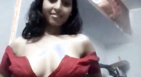 Corneo giovane ragazza prende cattivo su macchina fotografica 1 min 50 sec