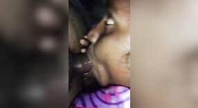 Bhabhi seksi memberikan blowjob keras dalam video MMS ini 0 min 0 sec