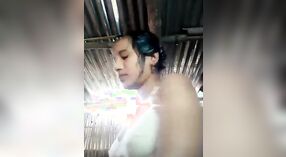 Bhabi, un campesino casado, se baña después de cambiarse de baño 1 mín. 40 sec