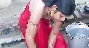 இந்திய பெண் திறந்தவெளியில் ஒரு சூடான மழை எடுக்கிறார் 3 நிமிடம் 00 நொடி