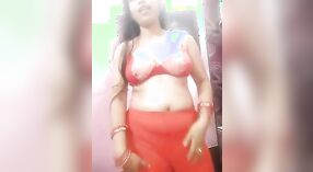 Hema Bhabhi pronkt met haar borsten in een beha en masturbeert 2 min 20 sec