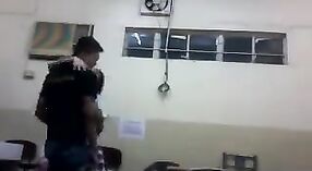College meisje van Delhi gets ondeugend in de laboratorium 3 min 30 sec