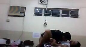 College meisje van Delhi gets ondeugend in de laboratorium 1 min 00 sec