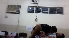 Mahasiswi dari Delhi menjadi nakal di laboratorium 1 min 00 sec