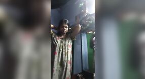 タミルの村のスリムで曲線ある女の子がセクシーな服を着ています 2 分 40 秒