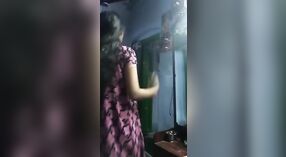 Ein schlankes und kurviges Mädchen aus einem tamilischen Dorf kleidet sich in sexy Outfit 0 min 0 s