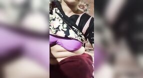 देसी अश्लील व्हिडिओमध्ये एक गरम तरुण मुलगी कॅमेरावर स्वत: ला आनंद देण्यासाठी मोठी खेळणी वापरली आहे 2 मिन 10 सेकंद