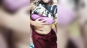 દેશી પોર્ન વિડિઓ લક્ષણો એક ગરમ યુવાન છોકરી મોટા રમકડાં મદદથી આનંદ પોતાને કેમેરા પર 2 મીન 20 સેકન્ડ