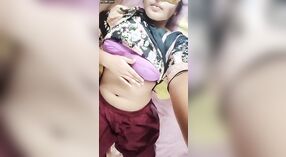 देसी अश्लील व्हिडिओमध्ये एक गरम तरुण मुलगी कॅमेरावर स्वत: ला आनंद देण्यासाठी मोठी खेळणी वापरली आहे 2 मिन 50 सेकंद