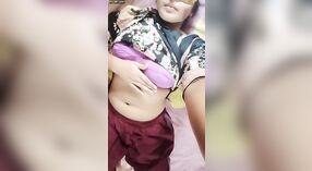 Desi pornô vídeo features uma quente jovem menina Uso grande brinquedos para prazer ela mesma ligar câmera 2 minuto 50 SEC