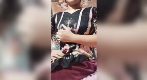 Video porno Desi menampilkan seorang gadis muda seksi menggunakan mainan besar untuk menyenangkan dirinya sendiri di depan kamera 0 min 0 sec