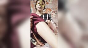 देसी अश्लील व्हिडिओमध्ये एक गरम तरुण मुलगी कॅमेरावर स्वत: ला आनंद देण्यासाठी मोठी खेळणी वापरली आहे 0 मिन 30 सेकंद