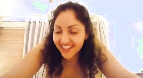 Jill, sekretaris India sing seksi, main peran ing video sing uap 12 min 00 sec