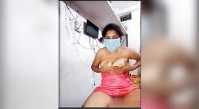 Smita Bhabi ' s Stripchat Show: Haar Grote borsten en Kutje 2 min 00 sec
