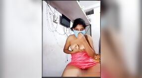 Smita Bhabi的Stripchat Show：她的大胸部和猫 3 敏 40 sec