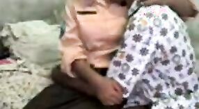 Novia de Mumbai le hace una mamada a un chico y se la follan duro 0 mín. 0 sec