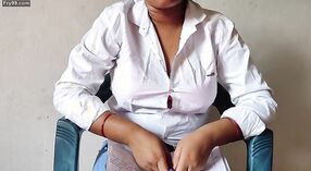 Sesión de Juego en Solitario de la Enfermera Sharma con una Adolescente Tricia 1 mín. 10 sec