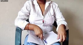 Sesión de Juego en Solitario de la Enfermera Sharma con una Adolescente Tricia 3 mín. 40 sec