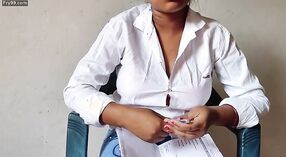 Sesión de Juego en Solitario de la Enfermera Sharma con una Adolescente Tricia 0 mín. 0 sec