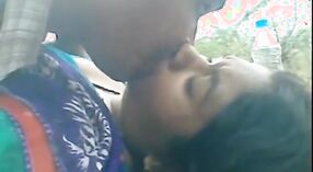 Чернильно-голубая бхабхи наслаждается сексом в чистом поле в видео со зрелыми 0 минута 0 сек