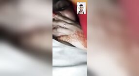 Sexy BD meisje pronkt met haar strakke kutje voor de camera 0 min 0 sec
