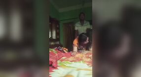 Bhabi es golpeado por detrás en un video humeante 1 mín. 20 sec