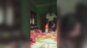 Bhabi es golpeado por detrás en un video humeante 1 mín. 30 sec