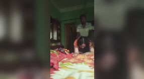 Bhabi es golpeado por detrás en un video humeante 0 mín. 40 sec