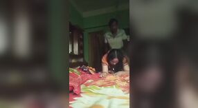 Bhabi es golpeado por detrás en un video humeante 0 mín. 50 sec