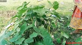 Aventura al aire libre con un joven negro y su compañero bengalí montañés 1 mín. 10 sec