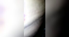 Une copine aux gros seins se fait pilonner durement par un ami lors d'une rencontre rapide et intense 0 minute 0 sec