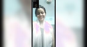 Mega MMS acção com uma rapariga indiana Desi que adora chupar e foder 13 minuto 40 SEC