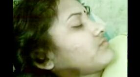 Seks sırasında uyurken Aligarh yenge Farzana onu kedi yalıyor 5 dakika 20 saniyelik