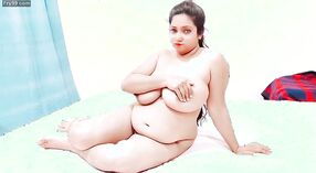 Pakistańska żona pyszni się jej duże piersi podczas masturbacji 5 / min 20 sec