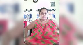 Bengalski żona Shamita pyszni jej jędrne piersi w pokazie na żywo 0 / min 0 sec