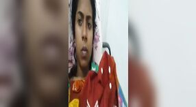 Teen tamilisches Mädchen zeigt ihre großen Brüste im nächtlichen Video 0 min 0 s