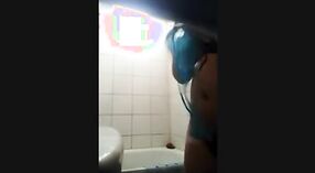 Pakistanlı teyze evli sevgilisiyle duşta yaramazlık yapıyor 4 dakika 20 saniyelik