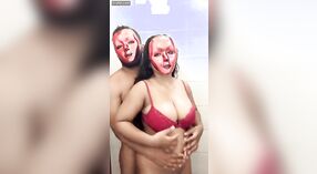 Geiles bengalisches Model mit riesigen natürlichen Titten wird von ihrem Mann unter der Dusche gefickt 1 min 50 s