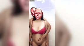 Geiles bengalisches Model mit riesigen natürlichen Titten wird von ihrem Mann unter der Dusche gefickt 3 min 10 s