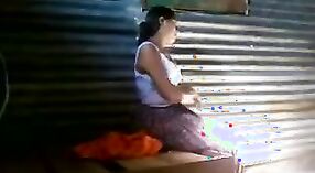 Симпатичная Дези Бхабхи раздевается и дразнится в горячем видео 0 минута 0 сек