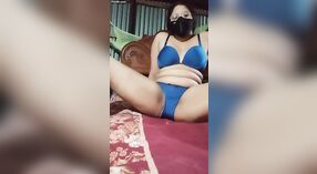 Gadis Asia seksi memamerkan payudara besar, vagina, dan keterampilan anal di depan kamera 3 min 00 sec