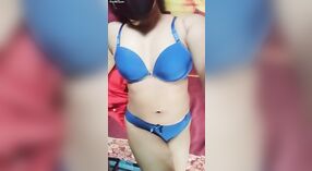 Gadis Asia seksi memamerkan payudara besar, vagina, dan keterampilan anal di depan kamera 4 min 20 sec